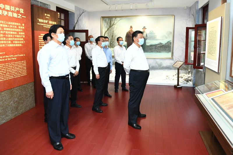6月25日，中共中央政治局就用好紅色資源、賡續(xù)紅色血脈舉行第三十一次集體學(xué)習(xí)。這次集體學(xué)習(xí)采取參觀和討論相結(jié)合的形式，這是習(xí)近平、李克強、栗戰(zhàn)書、汪洋、王滬寧、趙樂際、韓正等在北大紅樓參觀“光輝偉業(yè) 紅色序章——北大紅樓與中國共產(chǎn)黨早期北京革命活動主題展”。新華社記者 謝環(huán)馳 攝