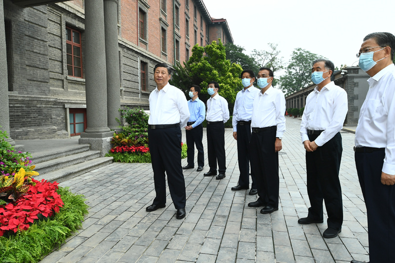 6月25日，中共中央政治局就用好紅色資源、賡續(xù)紅色血脈舉行第三十一次集體學(xué)習(xí)。這次集體學(xué)習(xí)采取參觀和討論相結(jié)合的形式，這是習(xí)近平、李克強、栗戰(zhàn)書、汪洋、王滬寧、趙樂際、韓正等在北大紅樓參觀“光輝偉業(yè) 紅色序章——北大紅樓與中國共產(chǎn)黨早期北京革命活動主題展”。新華社記者 謝環(huán)馳 攝
